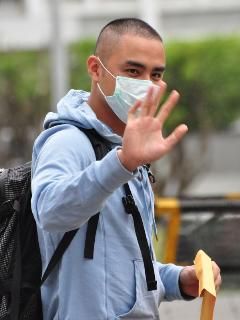 　　台湾艺人明道过去11年转学5校，遭质疑藉读书逃兵役。明道于15日终于自行到宜兰金六结营区报到入伍。图片来源：“中央社”