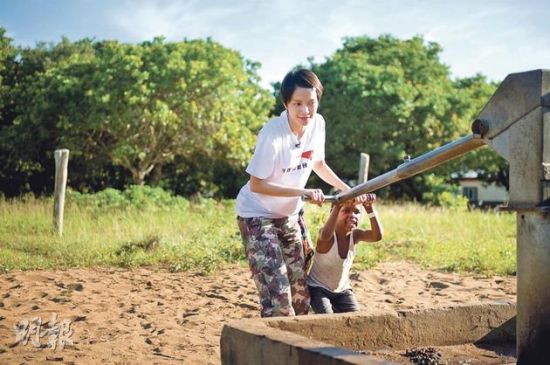 李心洁做慈善探访非洲 助养第21个孩子(图)