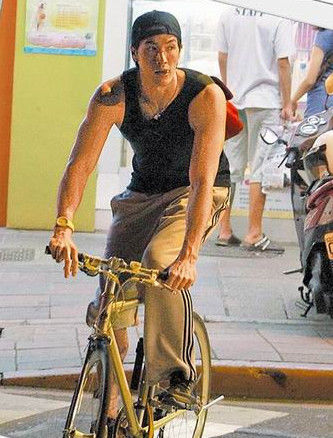 男友半夜骑车回蔡依林家疑似同居(图)