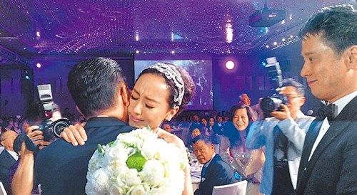 关颖泪拥父亲出嫁 婚宴低调优雅简约(图)