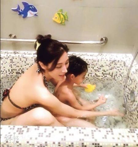 李嘉欣与儿子浴缸玩水 比基尼露美背蜂腰