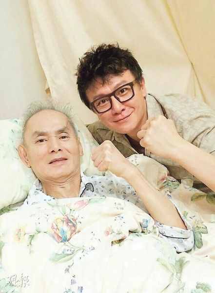 施祖男前往疗养院探望刘家辉，两人一起紧握拳头合照，刘家辉精神不错，心情也好转了。