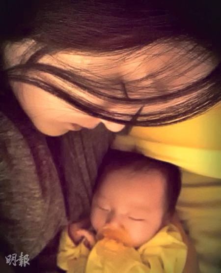 汪小菲自曝女儿含着奶嘴睡觉很可爱