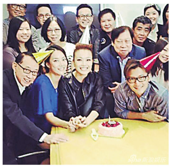 杨受成、吴雨、霍汶希、谢霆锋为容祖儿庆祝生日。