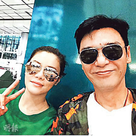 范姜上载跟钟镇涛在机场的合照。