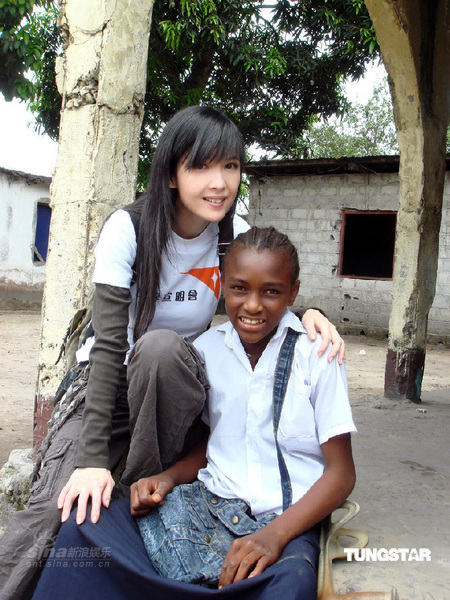 周慧敏赴非洲刚果探访贫困孩子伸出援手【图】