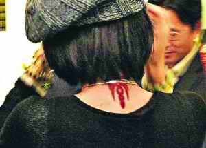 齐秦23岁女友想生孩子颈后刺“齐”字(组图)