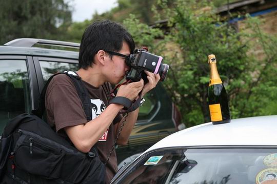 梁朝伟夫妇为山下狗仔队派送蛋糕和香槟【图】