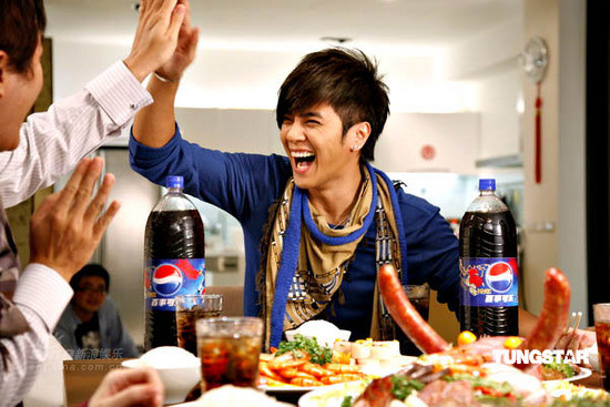 罗志祥全牛宴恭贺新春 戏言母亲只爱钱