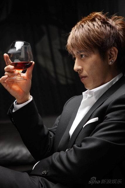 组图:吕颂贤红酒写真 优雅举杯欲饮显熟男气质