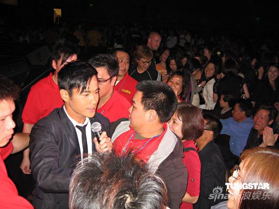 郑嘉颖美国登台一举两得 与粉丝亲密接触【图】