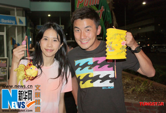 莫文蔚澳洲庆祝中秋节 童心未泯把玩灯笼【图】