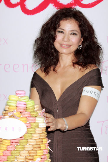 钟楚红低胸装代言 淡看姻缘称一切随缘