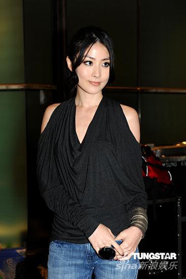 陈慧琳任颁奖嘉宾 黑色露肩洋显性感身材【图】
