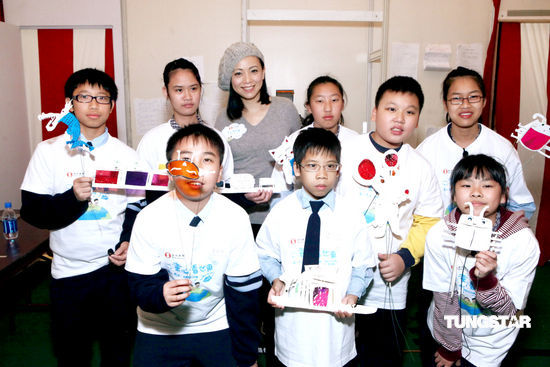 邓萃雯意外现身 为小朋友自创偶戏站台【图】