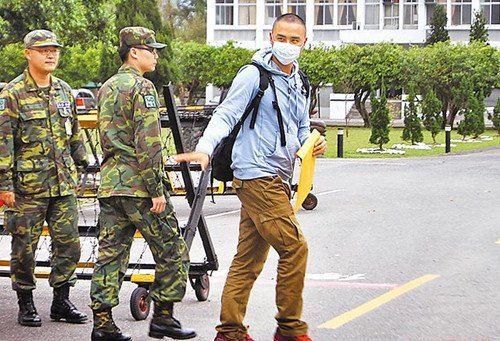 明道(右)昨依规定戴上口罩防疫，踏入营区前与媒体道别。图片来源：台湾《苹果日报》