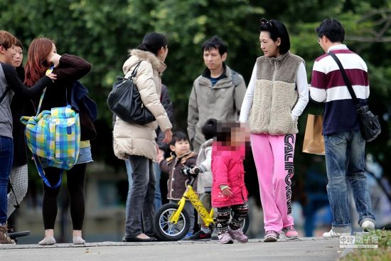 小s素颜带女儿公园玩耍 亲切与路人合影