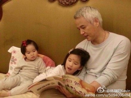 林瑞阳陪女儿看书