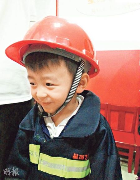 lucas兄弟变消防员 张柏芝被赞伟大妈妈