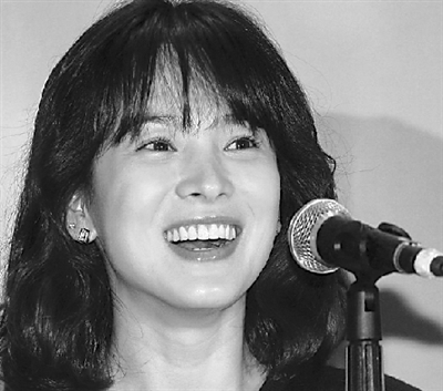 宋慧乔加盟杨紫琼旗下杨紫琼非洲录视频祝贺