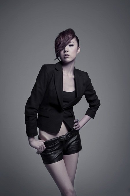 韩国女星简美妍杂登志封面 性感妩媚秀风情(图)_影音娱乐_新浪网