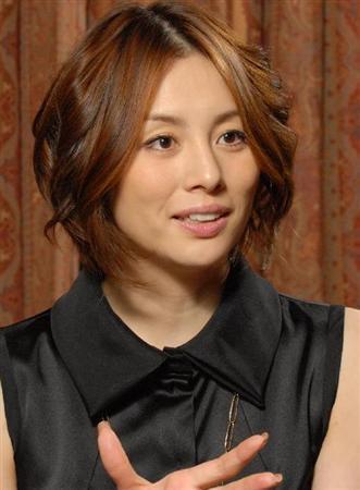 米仓凉子被曝光与冈本健一热恋 在车中约会