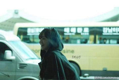 韩女星文根英机场笑容甜美变身可爱精灵(图)