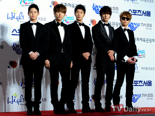 韩男子组合BEAST自曝出道一年收入仅5万人民