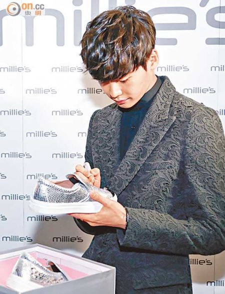 无惧吴奇隆吃醋 刘诗诗偷瞄男神李钟硕