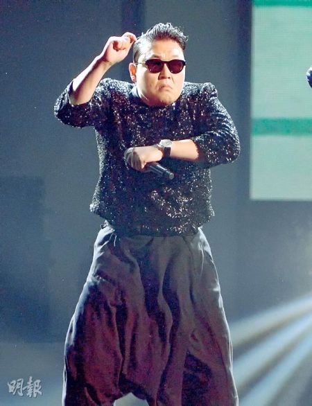  Psy凭《江南Style》声名响遍全球，本月开通微博10天立刻有过百万追随者，难怪最近收到内地超过50个春晚演出邀请。