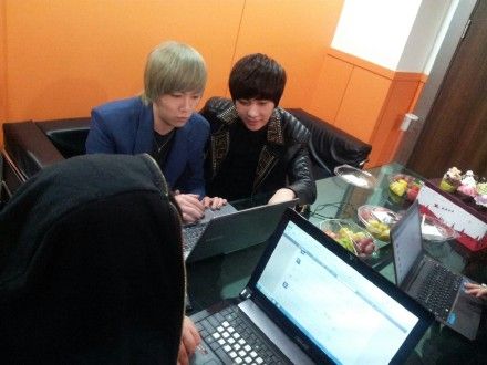 FT Island成员洪基(左)、承炫正在和网友们线上交流