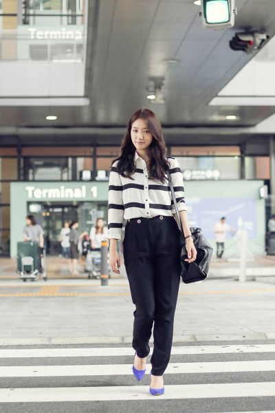 韩星朴信惠机场时尚尽显都市女性风情