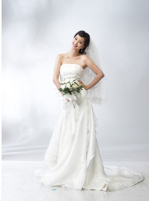 组图：韩艺瑟拍写真披婚纱纯美新娘宛如天使