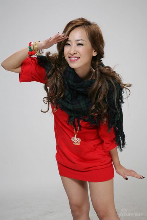 sara火红圣诞大片送祝福 娇美迷人俏皮【图】