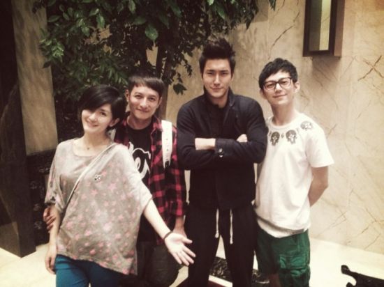 崔始源晒与何炅合影 被赞中文好(图)