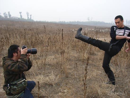 型男黄觉不减童真深秋写真自创搞怪戏码(附图)