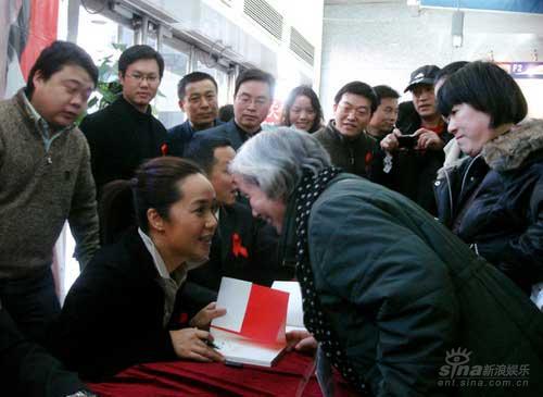 蒋雯丽新书火爆签售收益将资助艾滋儿童(图)