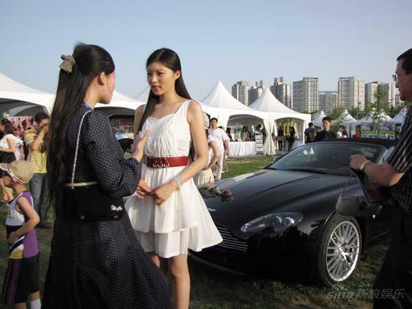 刘飞儿纯美亮相活动现场 众明星云集名车秀(图