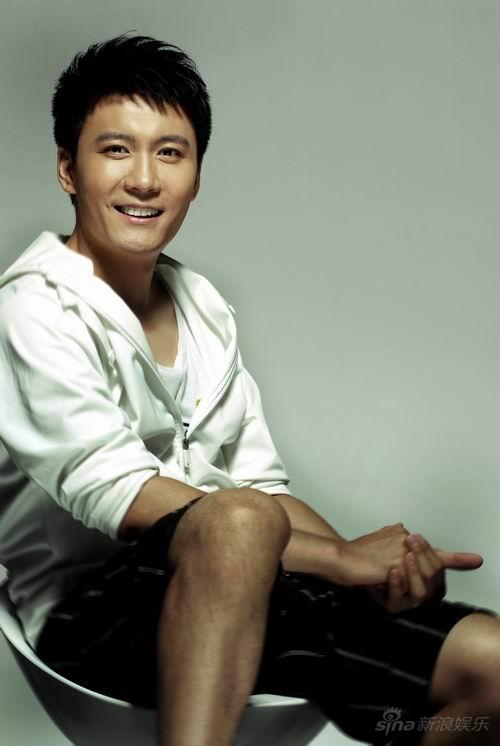 赵峥展运动型男魅力 白色休闲装露阳光笑容(图)_影音娱乐_新浪网