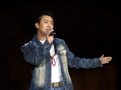 中新网8月18日电 最近,歌手含笑再次传出吸毒丑闻,对此,他给出的借口