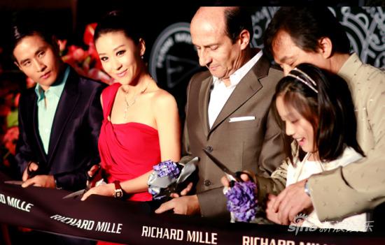 苗圃粉红单肩礼服优雅 与成龙为腕表店剪彩【图】