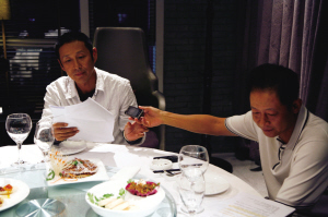 陈道明与王志文记者 蔡舟舟北京报道 拍摄工作接近尾声的电视剧《手机