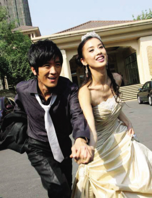2007年9月,黄圣依和杨子高调为某杂志拍婚纱照封面.
