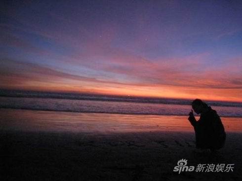 孙卉凝感受异国夜晚 明星大道合影成龙手模【图】