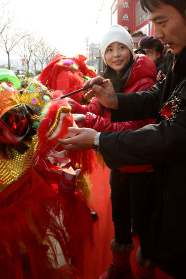 杨若兮忙里偷闲新店剪彩 喜庆贺词添新年气氛