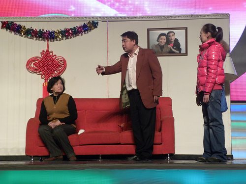 杜宁林联袂连春建为困难职工义演 小品感动众人