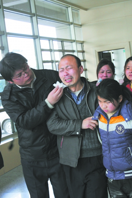 阿穆隆撞人医药费一天近两万家属要求继续治疗