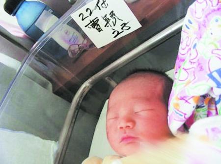 曹颖15日产子儿子照片首次曝光(图)