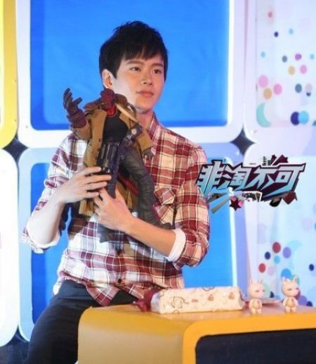 黄明赢得战利品