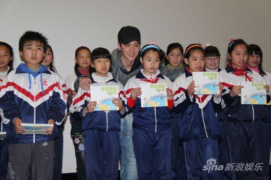 冯绍峰向蓝天丰苑的学生代表赠《低碳漫画总动员》